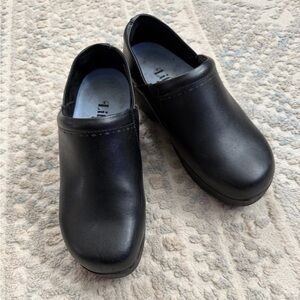 Women’s Black Slip-Resistant Clogs